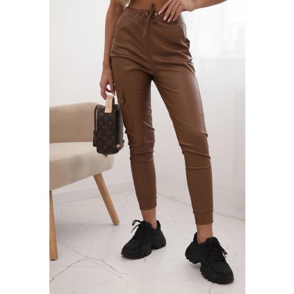 Dámské kalhoty z ekokůže s kapsami a vázáním v pase hnědé (Velikost S, Barva Hnědá)