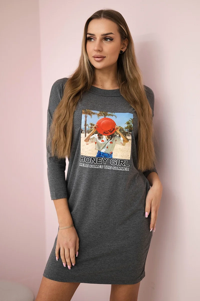 Kesi Šaty s potiskem Honey girl Barva: Šedá - tmavě, Velikost: UNI