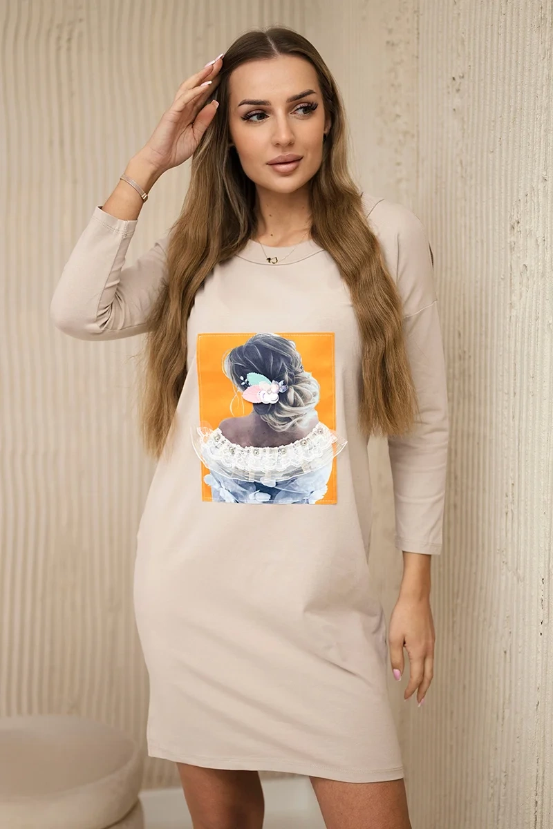Kesi Šaty Monty s 3D grafikou Barva: Béžová, Velikost: UNI