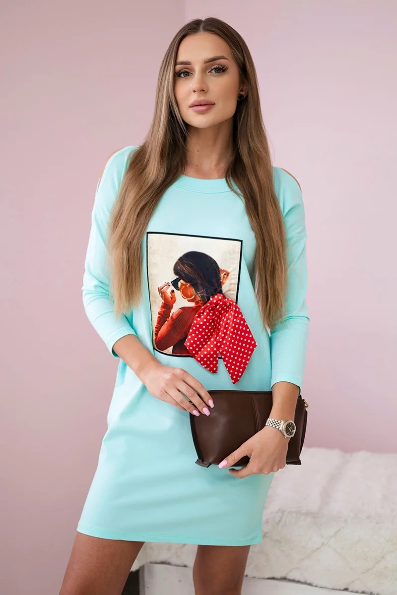 Kesi Šaty 66817 s grafikou a 3D zdobené mašlí Barva: Tyrkysová, Velikost: UNI
