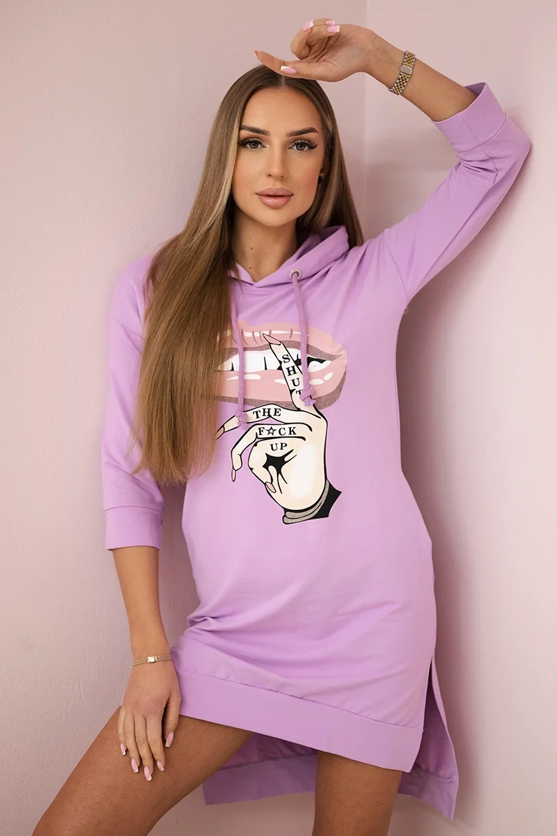 Kesi Šaty Lips s delšími zády a barevným potiskem Barva: Fialová, Velikost: UNI