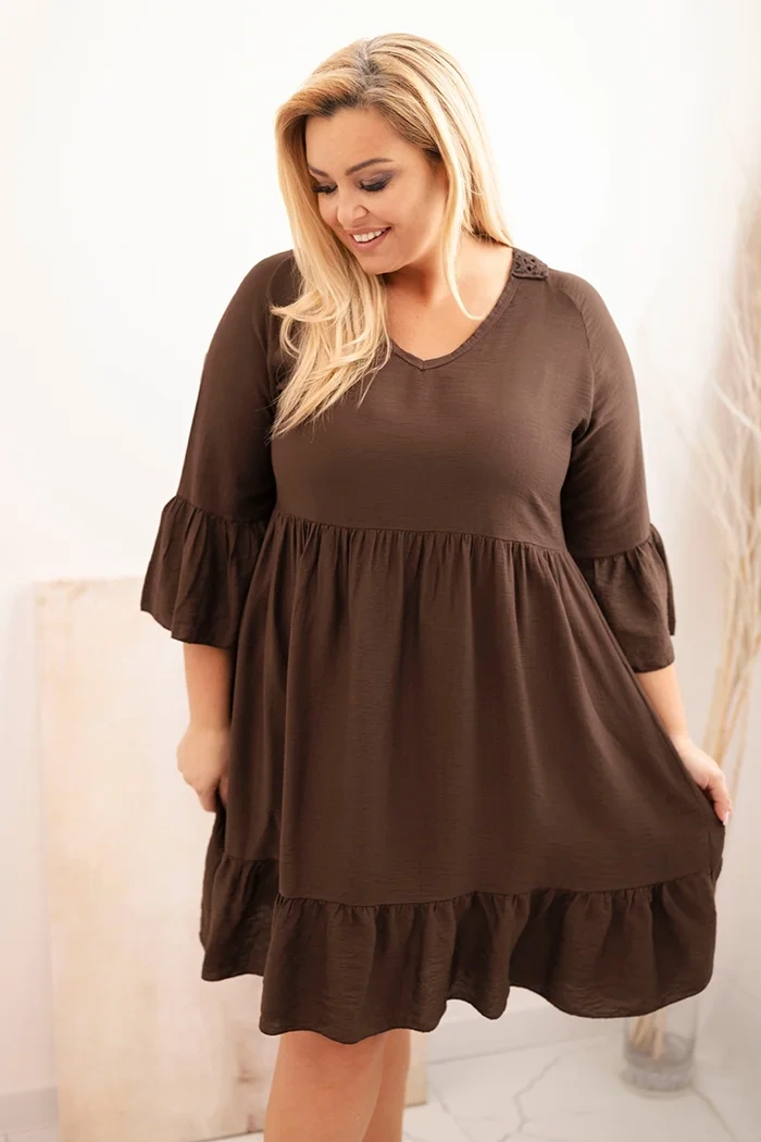 Kesi Viskózové šaty Plus Size 21597 s ozdobou na zádech Barva: Hnědá, Velikost: UNI