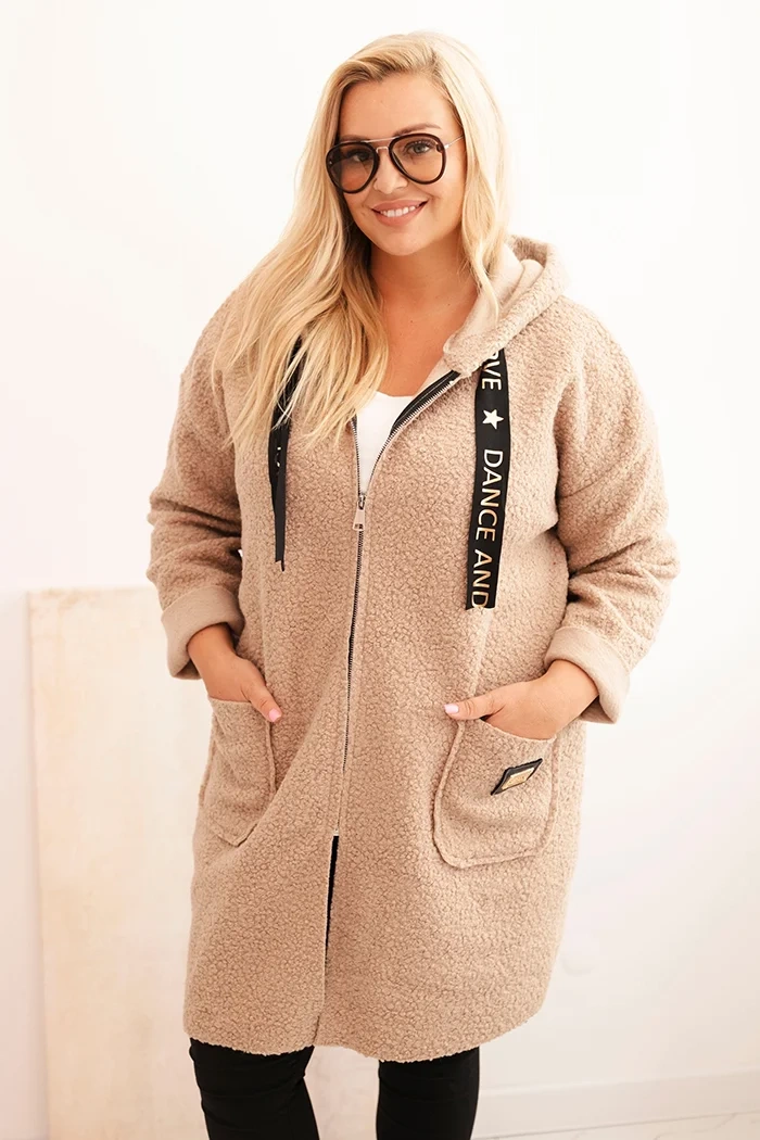 Dámský plášť Plus Size z umělé beránkové látky s kapucí a kapsami camelový UNI