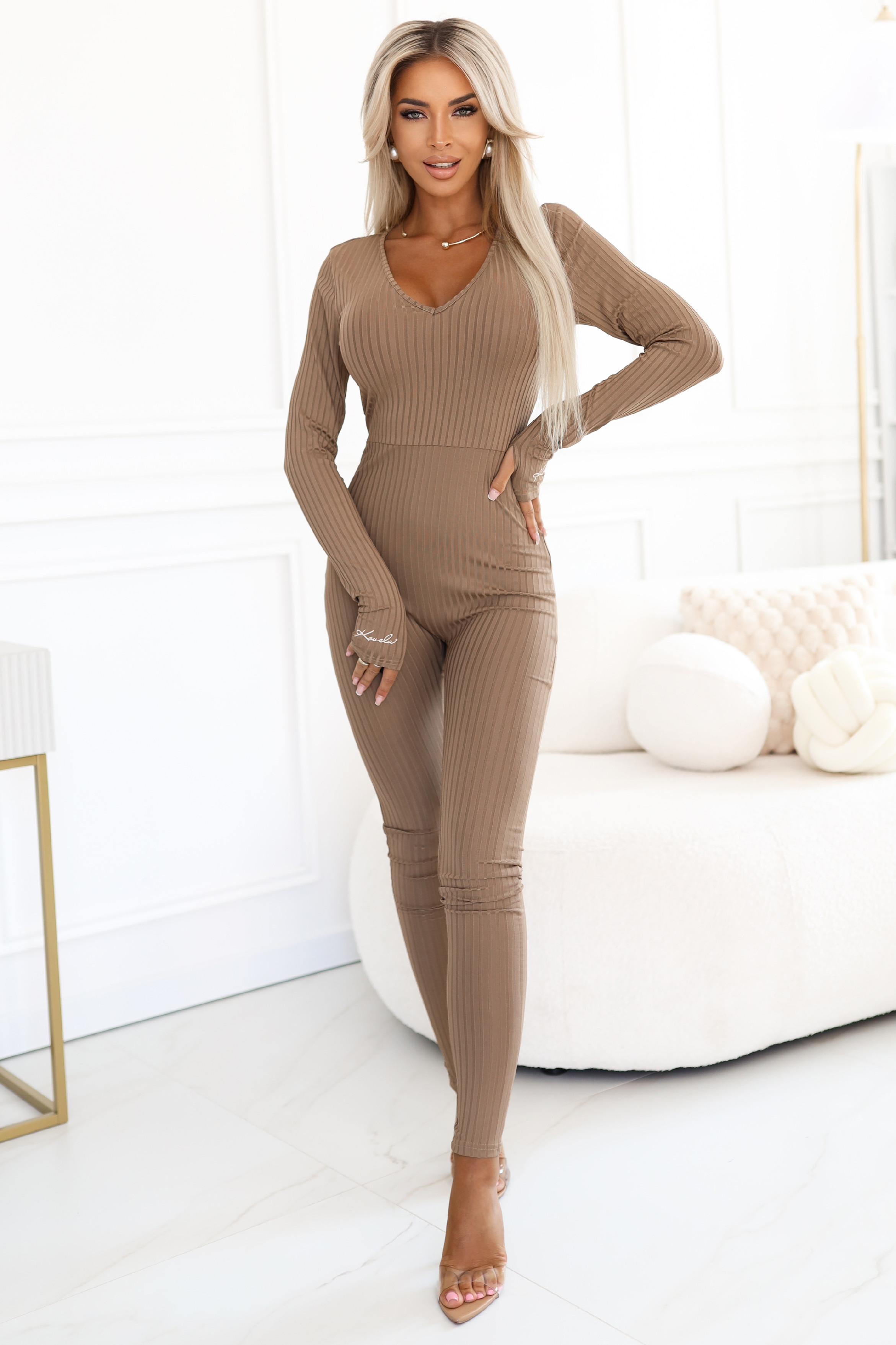 kocula Pohodlný a elegantní žebrovaný dámský overal s výstřihem - mocha mousse 619-1 Barva: Béžová, Velikost: M