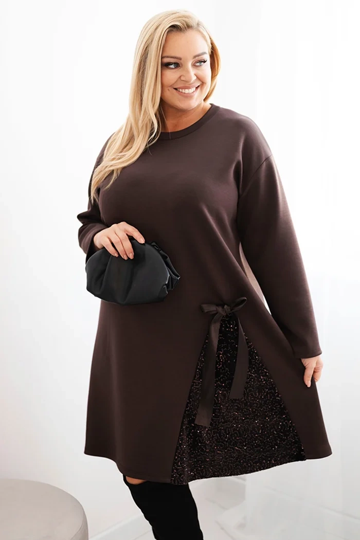 Kesi Dámské šaty Plus Size s ozdobným vsadkou s flitry Barva: Hnědá, Velikost: UNI