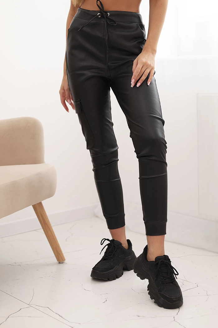 Kesi Dámské kalhoty z ekokůže s kapsami a vázáním v pase hnědé Barva: Černá, Velikost: M