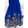 Numoco ESTER Plisované saténové maxi šaty - modrá s květinami 456-1 (Velikost UNI, Barva Modrá)