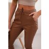Dámské kalhoty z ekokůže s kapsami a vázáním v pase hnědé (Velikost S, Barva Hnědá)