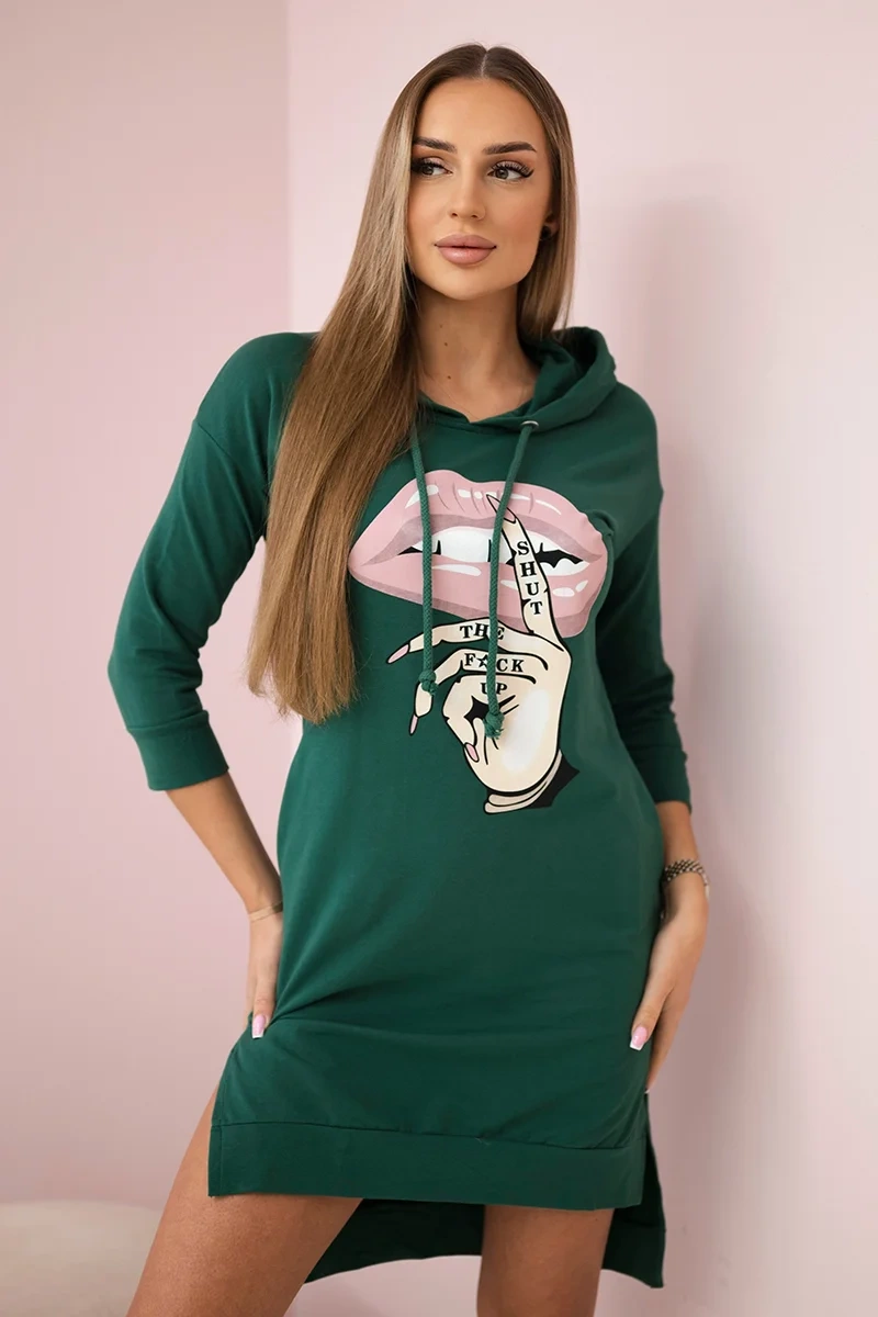 Šaty s dlhším chrbtom a farebnou khaki potlačou Farba: Zelená - tmavo, Veľkosť: UNI