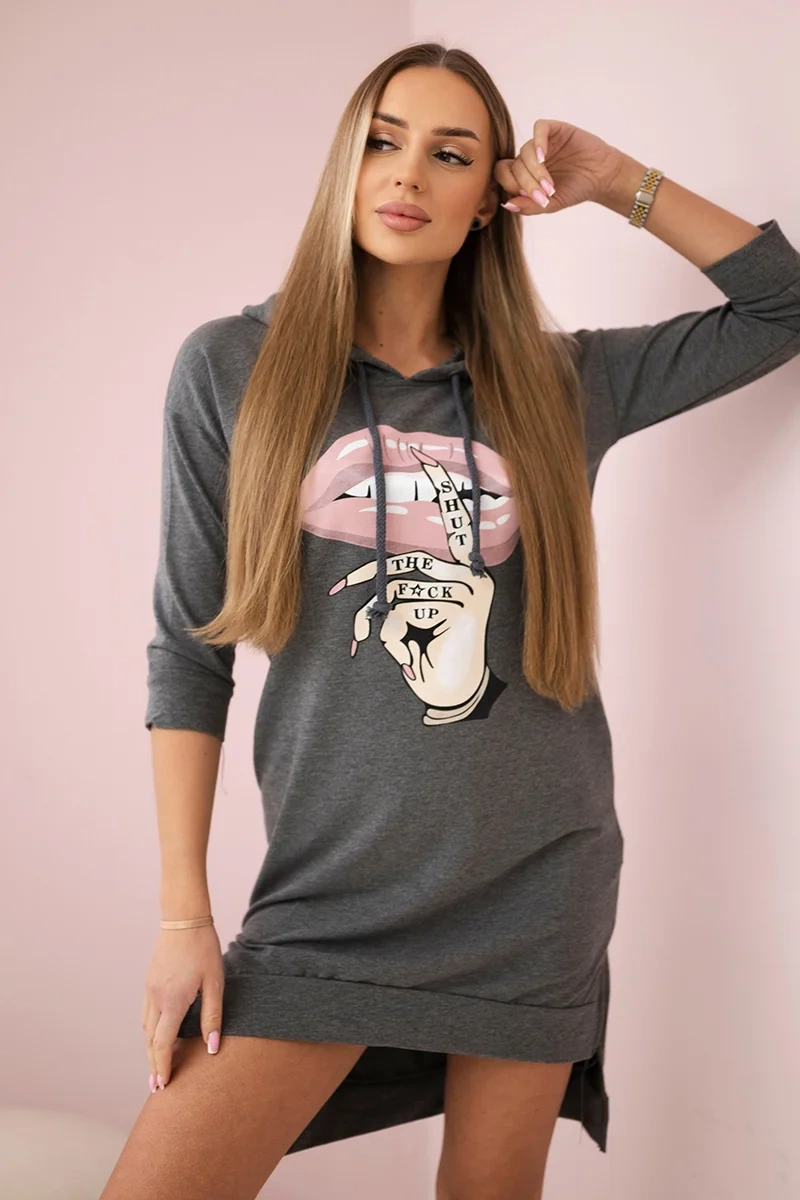 Šaty s dlhším chrbtom a farebnou khaki potlačou Farba: Šedá - tmavo, Veľkosť: UNI