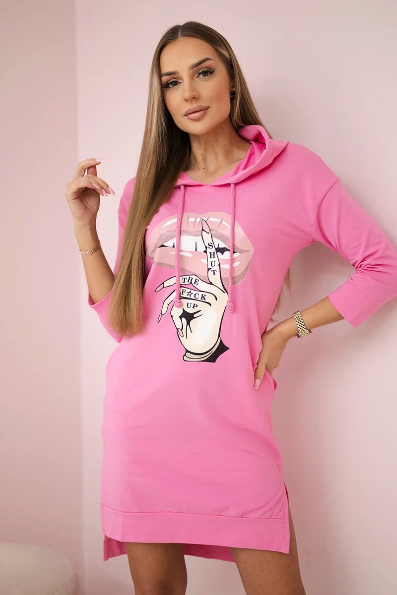 Šaty s dlhším chrbtom a farebnou khaki potlačou Farba: Ružová - svetlo, Veľkosť: UNI