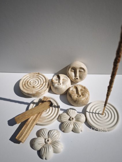 Stojan na vonné tyčinky a vydymovadlá