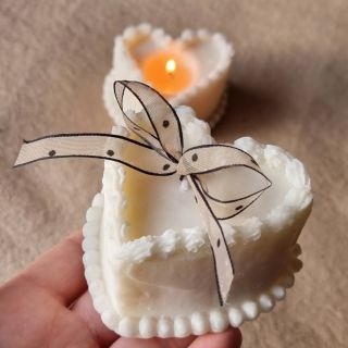 Ideálny darček k narodeninám. Táto ručne vyrobená sójová sviečka v tvare tortičky - srdca je dokonalým doplnkom každej...