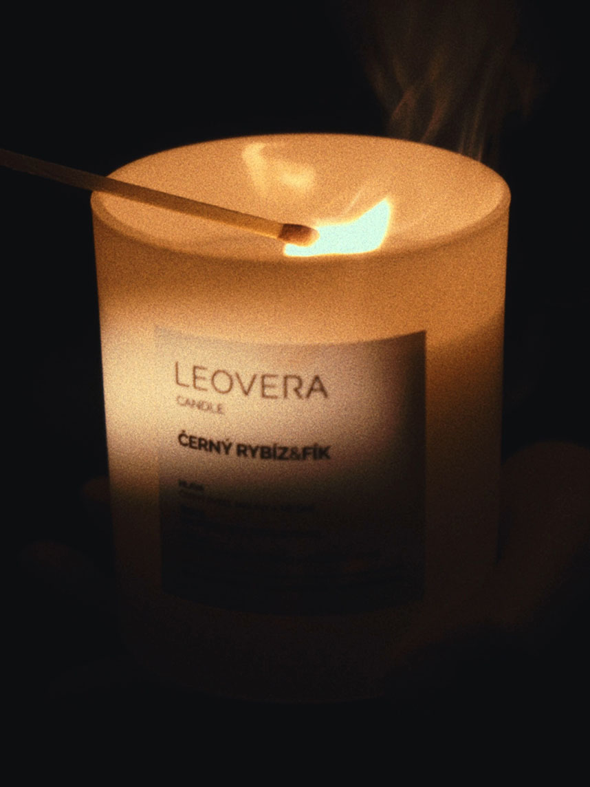 LEOVERA - hořící svíčka