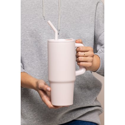 lux termo pink pohar v ruke