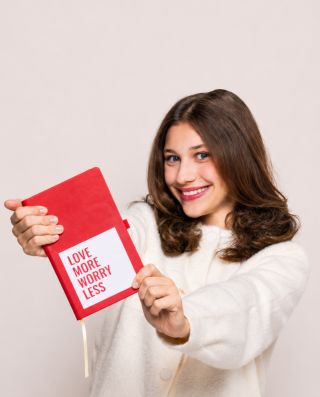 Pre myšlienky, ktoré si zaslúžia krajšie miesto než Poznámky v mobile. Hľadáte absolútne univerzálny darček, ktorý je...