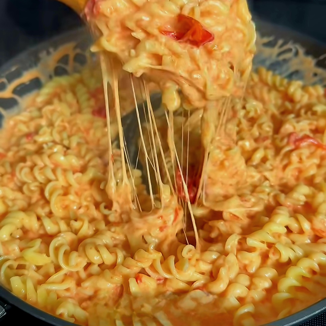 #Těstoviny s rajčatovo-mozzarellovou omáčkou