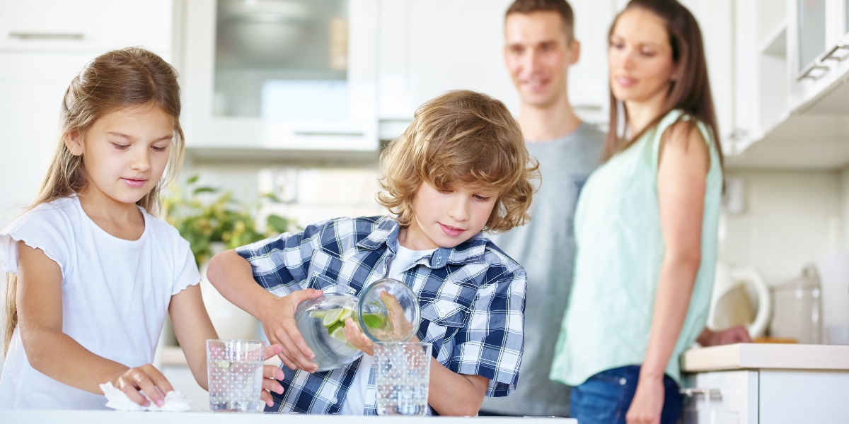 Kolik tekutin by měly děti vypít? A kolik vy? O pitném režimu s nutriční specialistkou