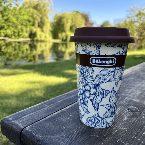 Keramický termohrnek De’Longhi Blue Flower v autě nebo na cestách