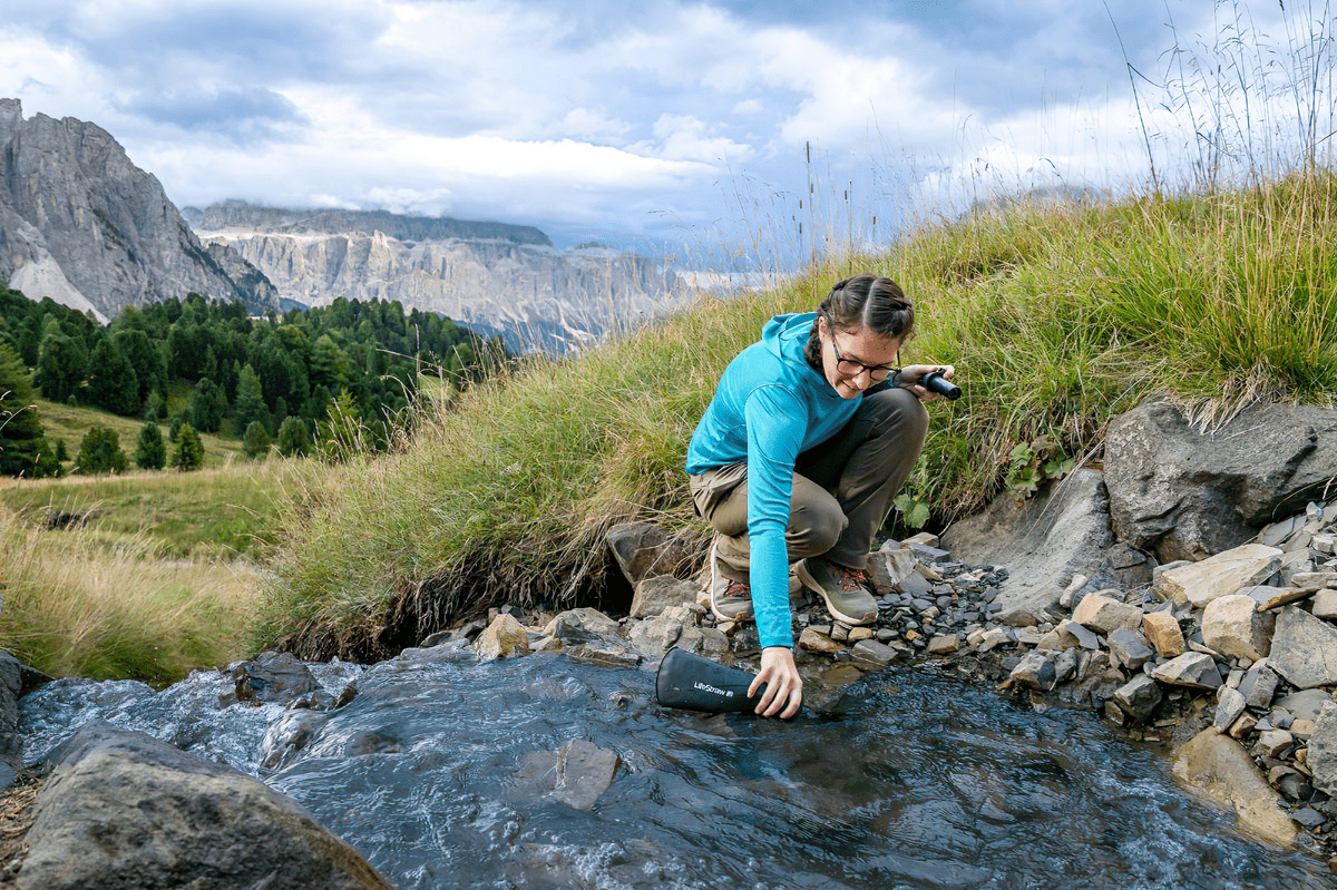 LifeStraw Peak Series Squeeze Bottle 650 ml – Dark Gray, použití v terénu