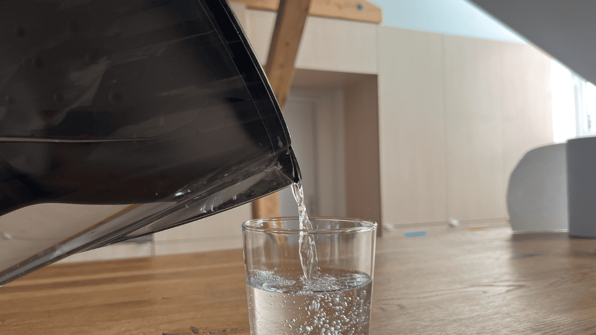 Nalévání filtrované vody z BRITA Marella do sklenice během našeho testování