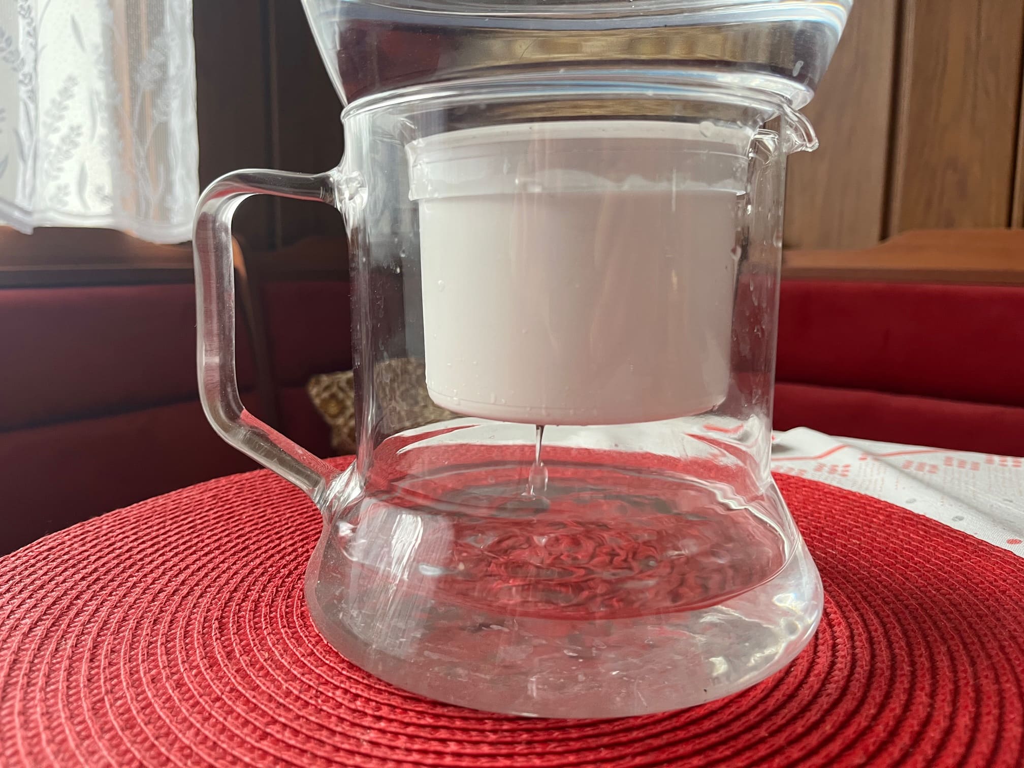 Detail průběhu filtrace vody přes vložku FAM1 v konvici DIONA MAX