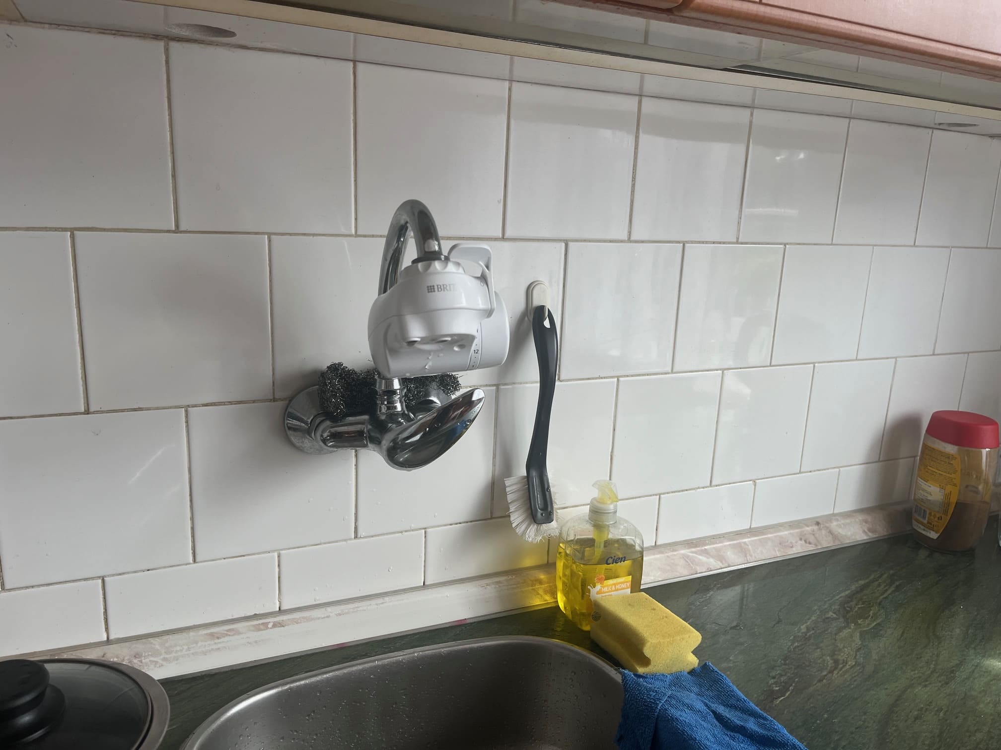 Nástěnná kuchyňská baterie s filtrem BRITA ON TAP V v reálné domácnosti
