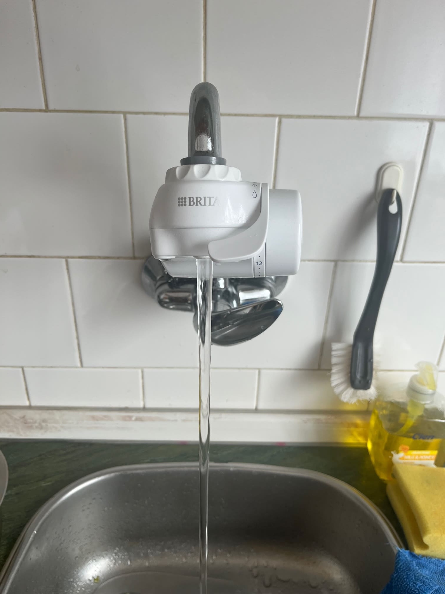 BRITA ON TAP V s běžným nefiltrovaným proudem vody