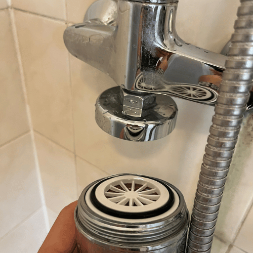 Odšroubovaná komora sprchového filtru USTM WFSH-S při výměně vložky