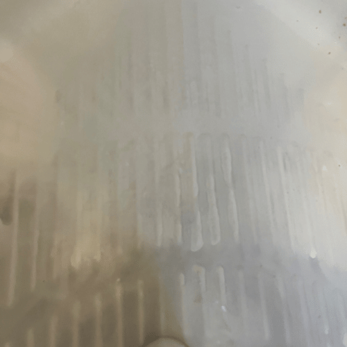 Tmavá voda po první spuštění nového uhlíkového filtru po výměně vložky