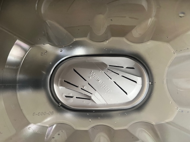 Wessper AquaMax Standard usazený v nálevce filtrační konvice