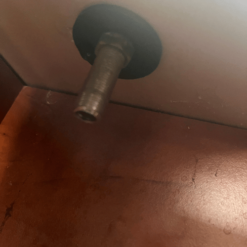 Spodní závit původního kohoutku po odpojení hadičky filtrované vody