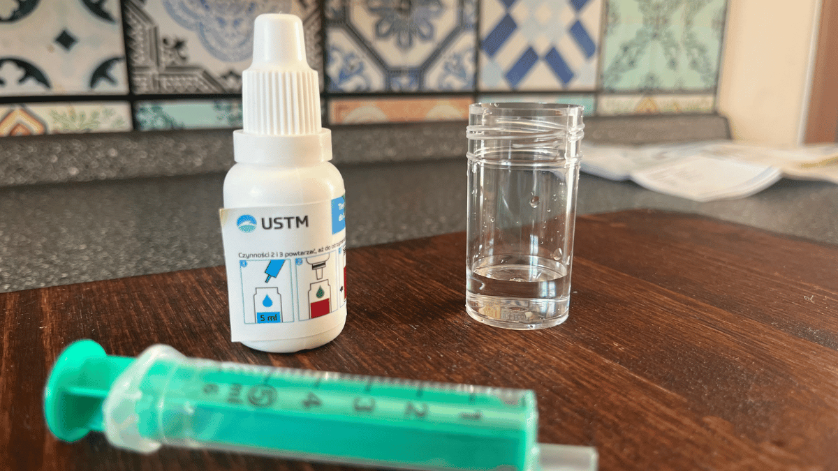 Lahvička USTM TEST-T, měřicí nádobka a stříkačka připravené k testování tvrdosti vody