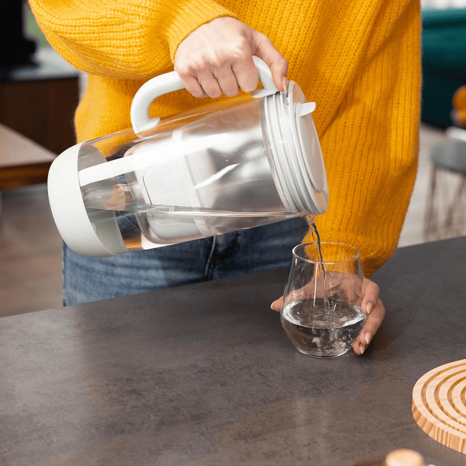 Nalévání filtrované vody z BRITA Glass Limited Edition