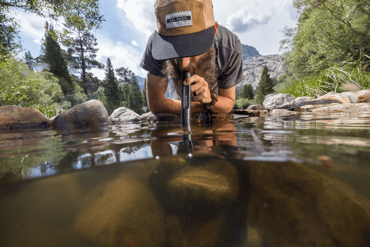 Outdoorová filtrační láhev LifeStraw při používání v přírodě