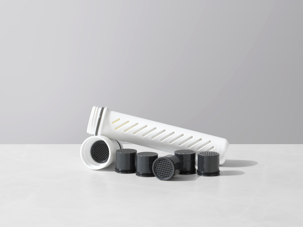 Rozebraná filtrační láhev LifeStraw – tělo, membránový mikrofiltr a uhlíková kapsle