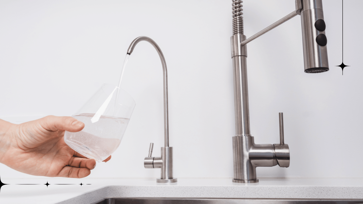 První proplach filtru pod dřez – filtrovaná voda teče z kohoutku