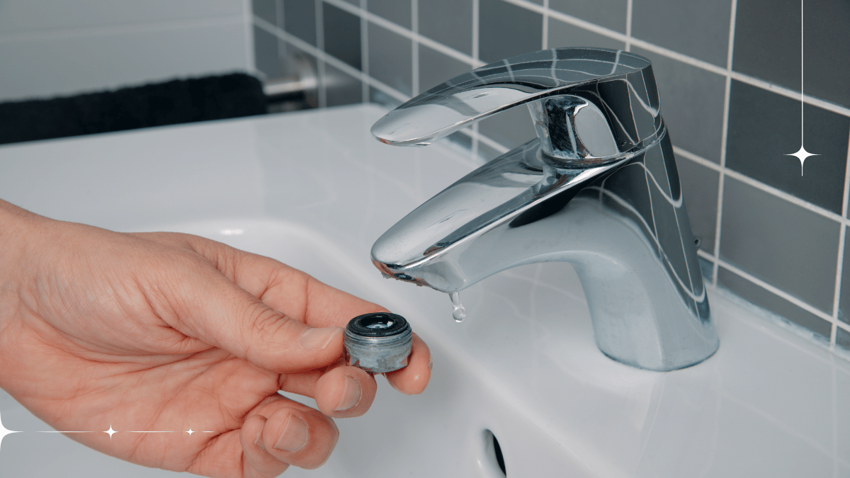 Sejmutí perlátoru z koupelnové baterie před montáží filtru na kohoutek