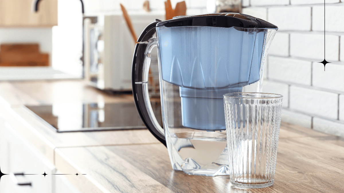 Detail kuchyňského kohoutku a sklenice s vodou