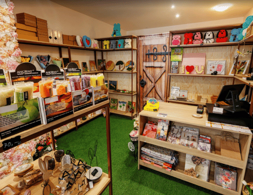 Detail výdejního místa – pult a označení