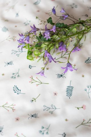 Rozkvetlé jarní povlečení Broučci je zpět v dílně! 🌸 Dnes k nám dorazily role hebounkých bio bavlněných látek s vaším...