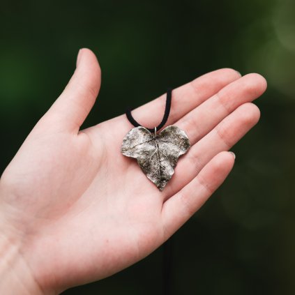 Přívěsek z pravého listu břečťanu