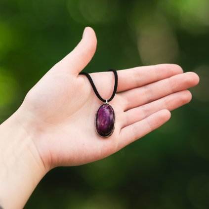 Přívěsek s fialovým labradoritem