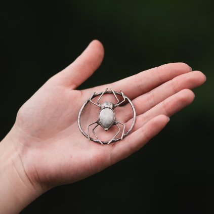 Přívěsek pavouka s měsíčním kamenem