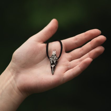 Přívěsek s lebkou a křišťálem