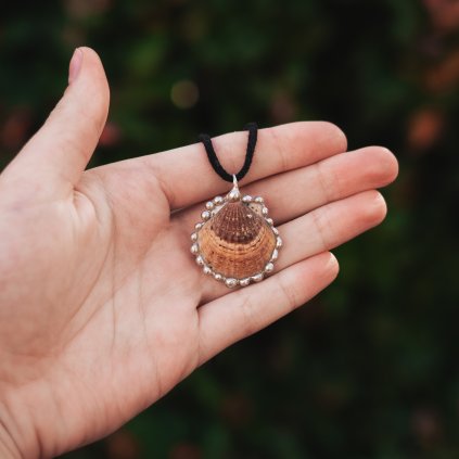 Přívěsek s mušlí