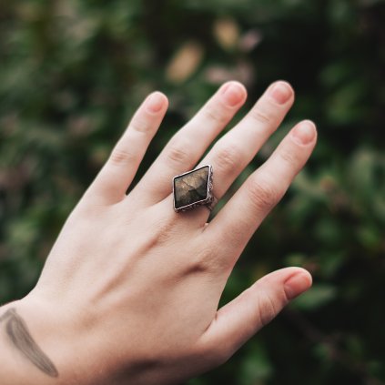 Prsten s labradoritem