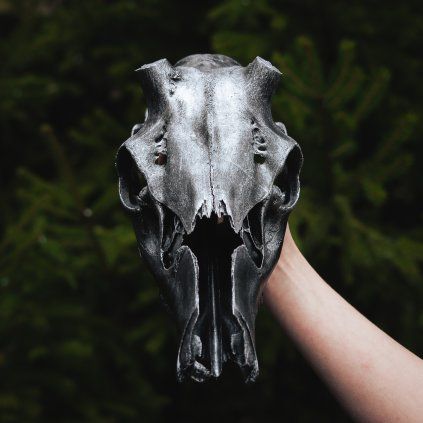 Závěsná dekorace se srnčí lebkou