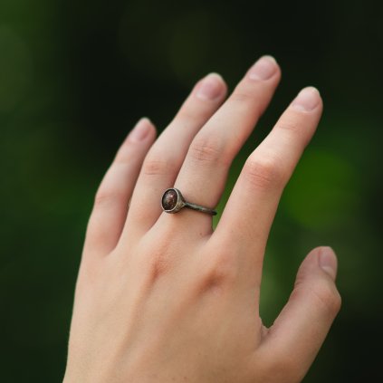 Prsten se slunečním kamenem