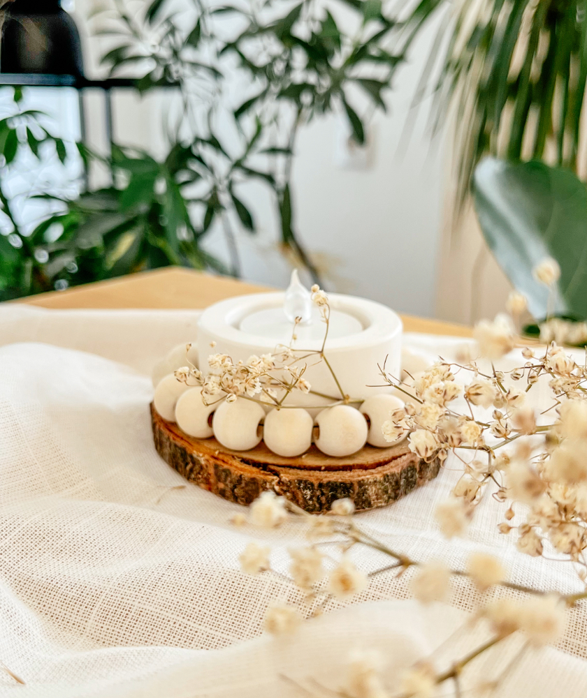 KREATÍV DIY ÚTMUTATÓ: TERMÉSZETES HANGULATÚ RAYSIN MÉCSESTARTÓ FA GOLYÓKKAL